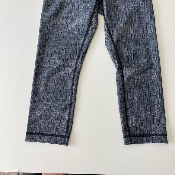 Lululemon Wunder Under Crop Full-On Luxtreme Size 4 - Picture 9 of 13